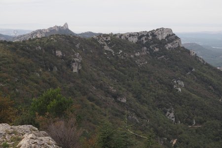 La montagne du Baou Traouqua, et le pilon du Roi au fond.