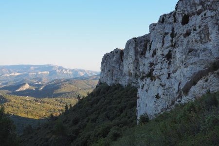 Les falaises du mont Julien, et le massif de la Sainte-Baume au fond.