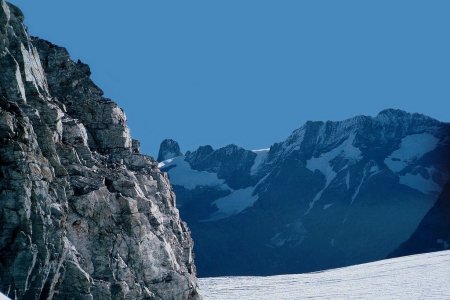 Sur le Glacier des Sellettes, vue sur la Pointe du Vallon des Etages et les Rouies.
