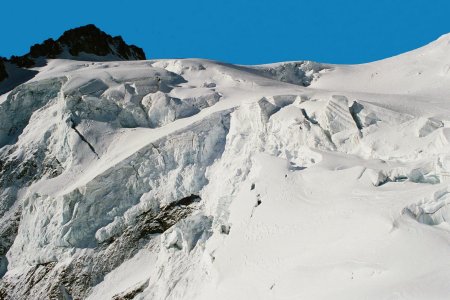 Séracs monumentaux. A droite du Glacier des Violettes, une cordée très limite sur l’horaire
