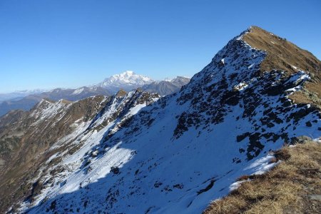 Au sommet du Petit Arc, le Mont Blanc apparait. Les pentes Nord du Grand Arc sont encore bien blanches.