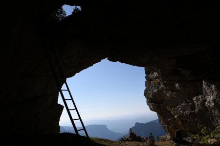 passage de la grotte à l’échelle