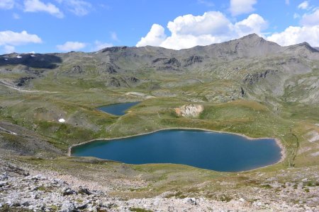 Les Lacs Ste Marguerite surplombés par le Col des Roches.