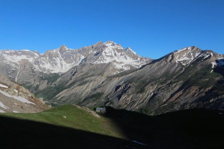 Premiers rayons de la journée sur la bergerie de l’Alpet.