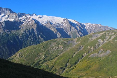 Vue arrière sur le glacier de la Girose et l’accès au plateau d’Emparis
