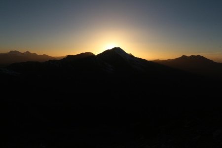 Coucher de soleil derrière le Mont Aiguillette.