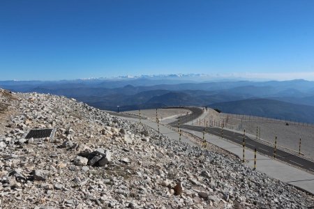 Panorama au nord-est avec les grandes cimes des Alpes du Sud et un peu du Nord.