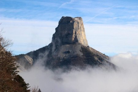 Le Mont Aiguille sort de la brume