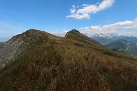 Le sommet de Toussière avec le Dévoluy en arrière plan.
