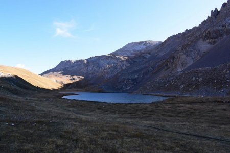 Le lac de l’Orrenaye, déjà à l’ombre.