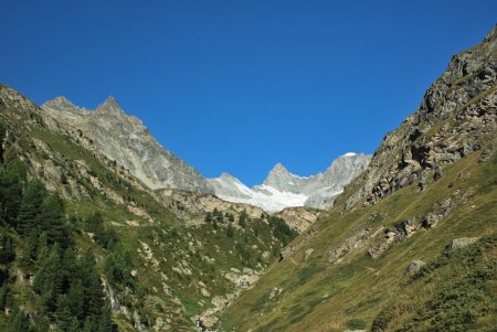 De gauche à droite, Unter Gabelhorn - Mittler Gabelhorn - Ober Gabelhorn - Wellenkuppe avec le glacier du Gabelhorn.