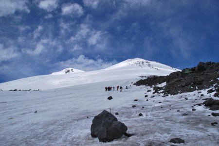 Depuis les rochers Pastukhov : vue sur les sommets Ouest (à gauche) et Est (à droite) de l’Elbrouz
