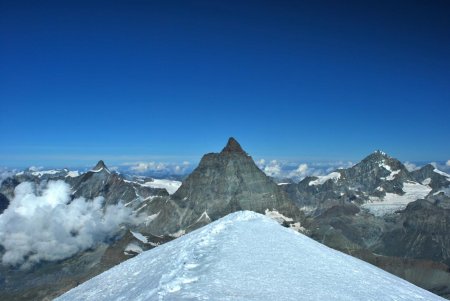 Depuis le sommet du Breithorn : la face Est du Cervin entouré de la Dent d’Hérens à gauche et de la Dent Blanche à droite