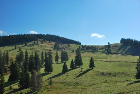 Arrivée sur le plateau avec la Krunkelbachhütte en face. Le Spießhorn est sur la gauche