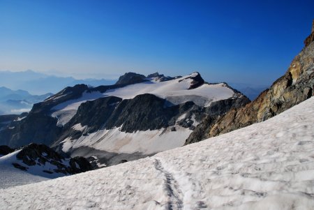Vue arrière sur la trace sur le glacier du Monêtier, en direction des Dômes du même nom