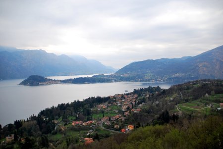 Lac de Côme, vers le sud-est. Griante au premier plan, puis le village de Bellagio sur la pointe séparant le lac en deux. Au fond, le massif des Grignes