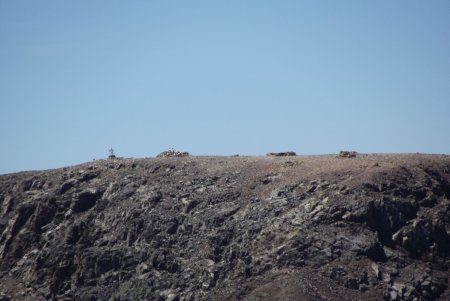 Zoom sur le sommet du Taillefer, avec St Eloi et 2 randonneurs