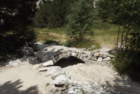 Petit pont construit l’an dernier pour dévier le sentier, suite à un effondrement de terrain