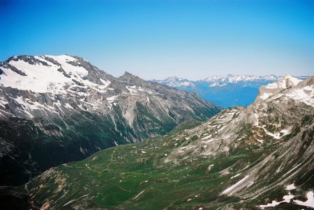 Depuis le sommet, le Sommet de Bellecôte (3417 m.) et le Dôme des Pichères  (3324 m.) ; au fond, le Beaufortin