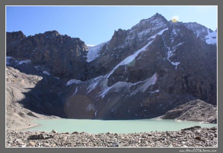 Le lac des Rouies et son glacier.