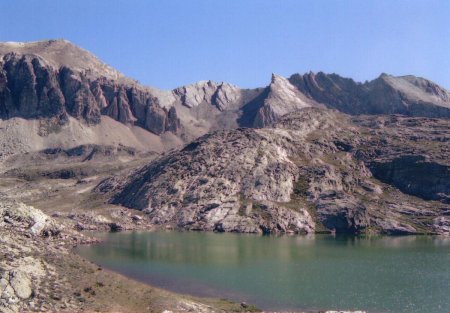 lac du Roure devant la Dent de Maniglia à gauche