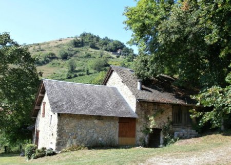 Les Grangeons, petit hameau lié au travail de la vigne.
