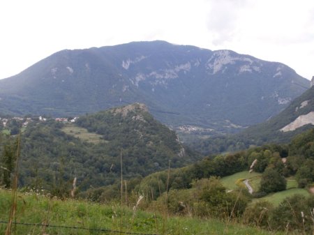 La vallée du Rhône, le rocher de Léaz et le grand Crêt d’Aup.