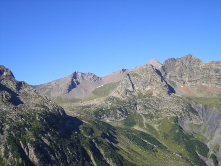 Vue générale sur le Col et le Pic de Vallonpierre (à gauche)