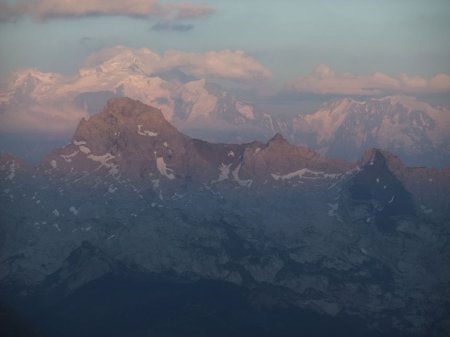 La Pointe Percée et derrière le Mont Blanc.