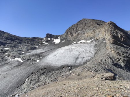 Dernière croupe sur la crête avant de descendre légèrement et de remonter à droite du glacier
