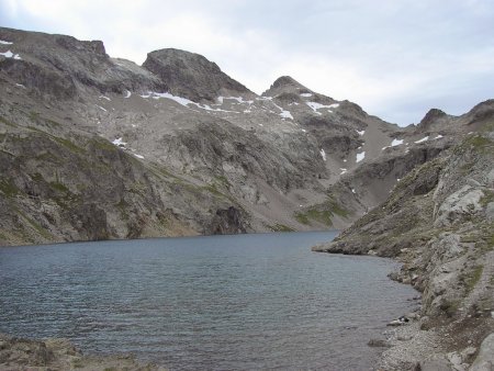 Le lac du Vallon sous le Rochail, la Pointe de Malhaubert, et la Pointe de Confolens.
