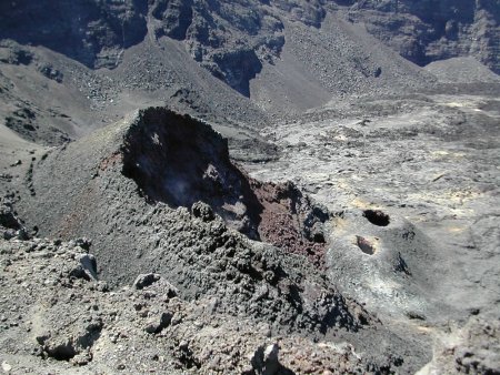 Des cheminées dans le cratère Dolomieu