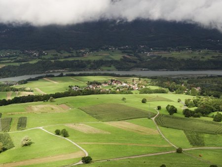Le plateau de Motz, le hameau de Châteaufort et le Rhône.
