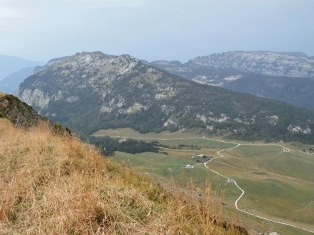 La plaine de Dran et le massif du Parmelan depuis le sommet.