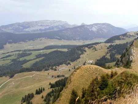Plateau des Glières et montagne de Sous-Dîne.