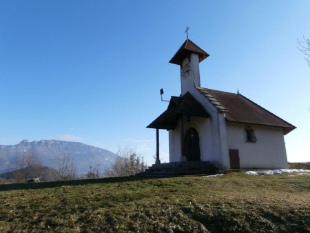 La chapelle Saint-Romain et le mont du Chat.