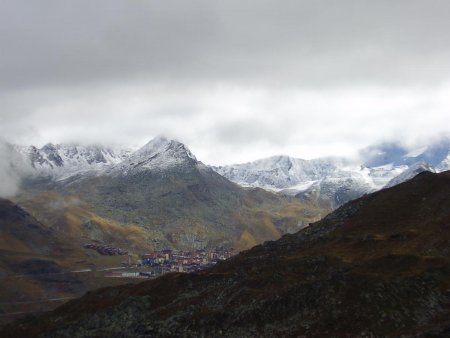 Val Thorens et ses sommets environnants saupoudrés