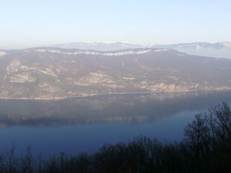 Le lac, Brison-les-Oliviers et le mont de Corsuet.
