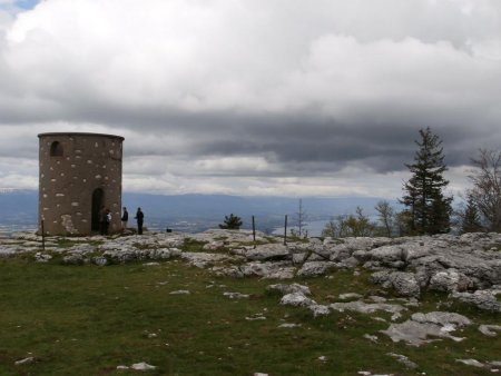 Le sommet et la tour Bastian.