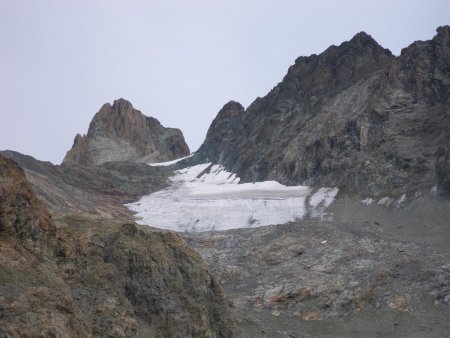 Pointe du Vallon des Étages (3309m) et le reste du glacier de la Lavey.