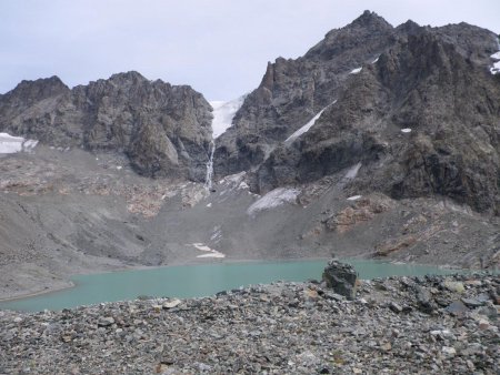 Une dernière photo du lac avant la longue descente.
