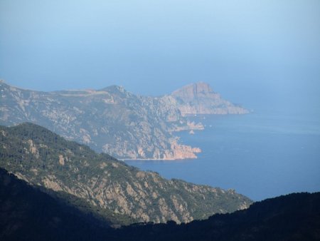 Le Capo Rosso zoomé depuis les environs de la Paglia Orba.