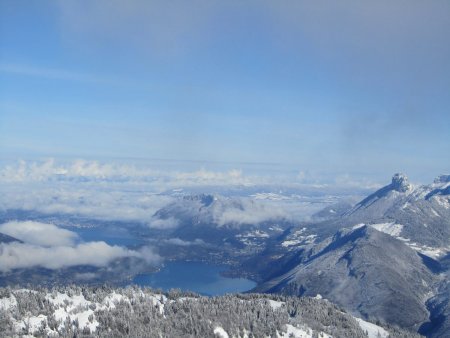 Le lac d’Annecy du sommet de la station.