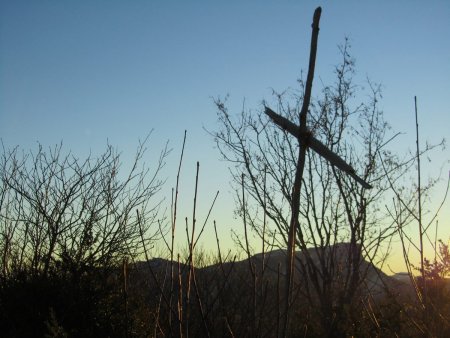 La croix rudimentaire du sommet de Montgelas.