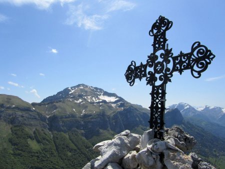 La croix sommitale et le Trélod.