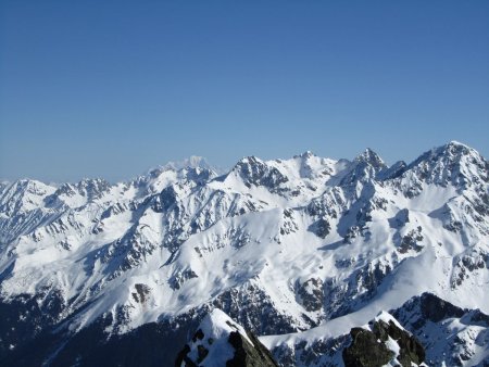 Belledonne nord, tout au fond le Mont Blanc.