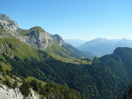 Le Mamelon Vert, les chalets de l’Aulp et les Bauges depuis la montée à Roche Murraz.