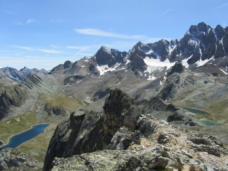 Vue du sommet : le «grand» lac inférieur et les Aiguilles de Chambeyron.