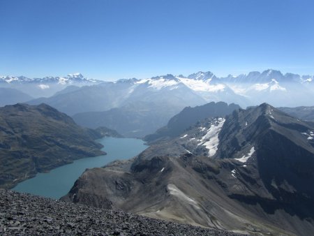 Le Lac d’Emosson et la Pointe de la Finive devant le Massif du Mont Blanc.