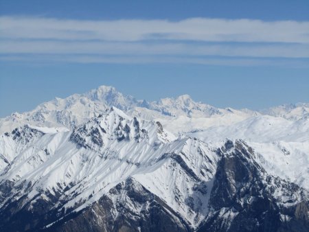 Le Grand Perron des Encombres, au fond le Mont Blanc.